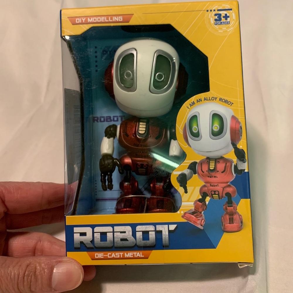 Robot Die Cast Model V66 Ming Ying New IN Box 4.5" TALL RECORDS REPEATS RED